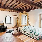 Borgo Medievale Di Poggio Pieve Relais, Food & Art